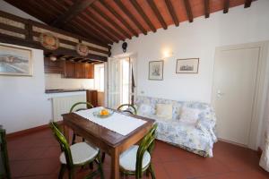 La GuardiaL'Oleandro Colle D'Orano的客厅配有桌子和沙发