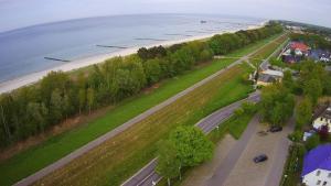 青斯特Bungalow "Achtern"的海滩旁道路的空中景观