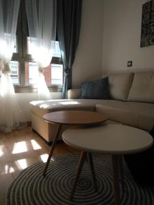 希洪Apartamento Playa Poniente的客厅配有沙发和桌子