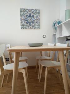 希洪Apartamento Playa Poniente的厨房里配有一张木桌和椅子