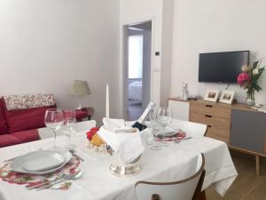 博洛尼亚Temporary House de' Giudei的用餐室配有带酒杯的桌子