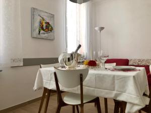 博洛尼亚Temporary House de' Giudei的餐桌上配有白色桌布
