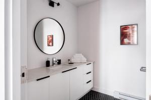 蒙特利尔Maison Saint-Vincent By Maisons & co的白色的浴室设有水槽和镜子