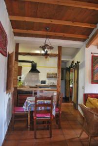 扎哈拉Casas Azahar-Alucema的厨房以及带桌椅的用餐室。