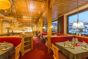 Hotel Garni Haus Tyrol餐厅或其他用餐的地方