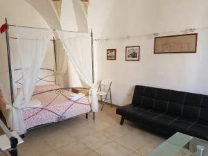 科里利亚诺多特兰托Calì Nitta Storic的客厅配有床和沙发