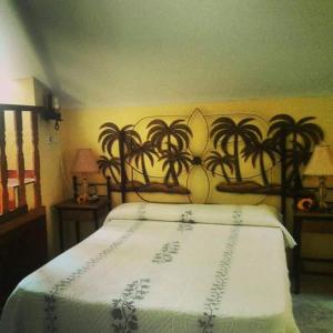 Arcos de Jalón阿克亚龙旅馆的一间卧室配有一张带白色毯子的大床