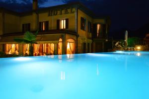 萨莱马拉西诺金希卡别墅酒店的晚上在酒店前面的大型游泳池