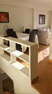 卡萨雷斯Villa 38的客厅配有白色桌子和沙发