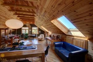 罗亚Pilava的客厅设有蓝色的沙发和木制天花板
