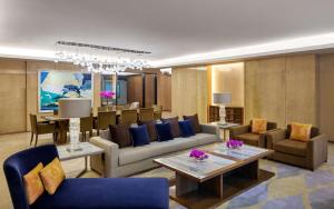 利雅德利雅德奥莱亚凯悦酒店的客厅配有沙发、椅子和桌子