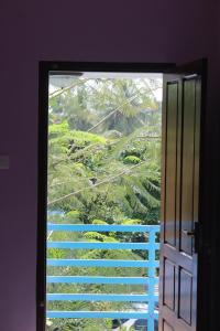 特里凡得琅Puthenchirayil Homestay的开放式门,享有树景