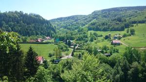 杜什尼基-兹德鲁伊MAGNOLIA Duszniki Zdrój的山中山谷中的一个小村庄