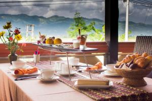 娘瑞观景点生态住宿度假村的一张桌子上放着一个食品和面包盘
