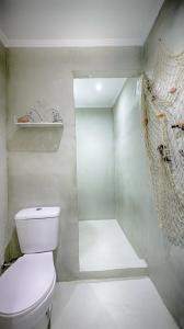 阿齐欧斯·贡多斯Feakia apartment 1的一间带卫生间和吊床的小浴室
