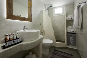 阿波罗尼亚Eleni House的一间带水槽、卫生间和镜子的浴室
