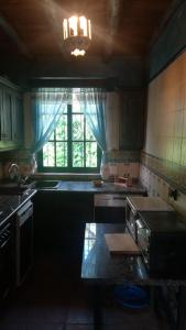 扎哈拉埃尔坎努洛酒店的厨房配有水槽、炉灶和窗户。
