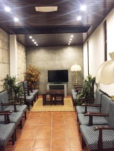 吉尔斯Hotel Central Jardim的大堂设有椅子和平面电视。