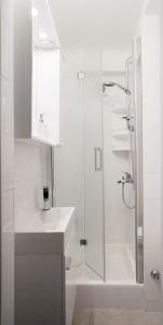 斯普利特马里尼斯公寓的白色的浴室设有水槽和淋浴。