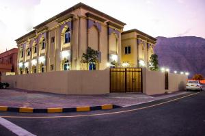 海塞卜Esra Hotel Apartment的山前有门的建筑