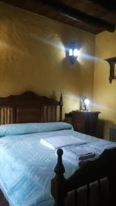 扎哈拉埃尔坎努洛酒店的卧室配有一张墙壁上灯床。