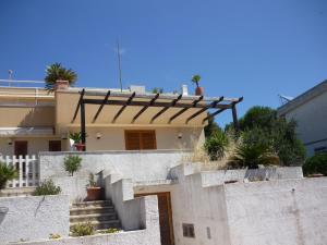 圣凯撒利亚温泉Residence Fontanelle的一座房子,上面有楼梯和盆栽植物