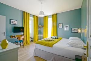 韦纳科法斯科恩酒店的一间卧室配有一张蓝色墙壁和黄色窗帘的床