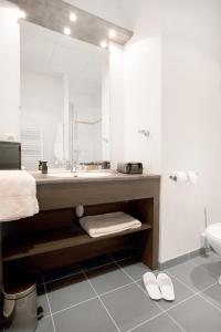 兰斯里塞德宏兰斯中心公寓的一间带大水槽和卫生间的浴室