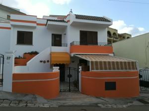 加利亚诺德尔卡波B&B Sentiero del Ciolo的橙色和白色的房子