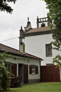 富尔纳斯Casa da Igreja Velha的白色的房子,有屋顶和门