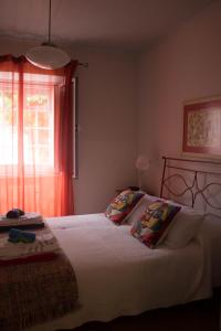 富尔纳斯Casa da Igreja Velha的一间卧室配有带两个枕头的床和窗户