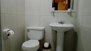 齐克拉约My Rouse Hotel的一间带卫生间和水槽的浴室