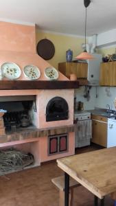 Casale Corte CerroB&B Al Mutpron的厨房配有带盘子的比萨饼烤箱