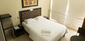 皮乌拉Rivera del Rio Hotel的卧室配有白色的床