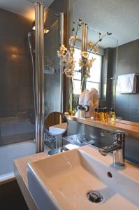 翁根Hotel Maya Caprice的一间带水槽和镜子的浴室