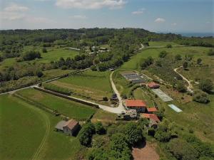 诺盖拉德拉姆Caserio de Fontes的享有带火车轨道的农场的空中景致