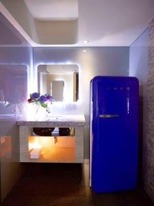 台北薆悦酒店的带台面的厨房内的蓝色冰箱