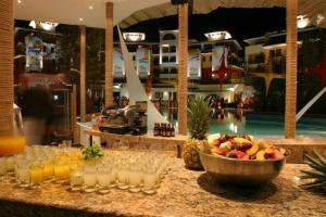 拉夫达马里纳开普度假大厦的酒吧在柜台上供应饮料和一碗水果