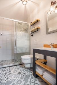木材精品酒店的一间浴室