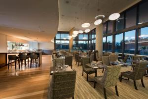 布里斯班布里斯班机场普尔曼酒店的一间带桌椅的餐厅和一间酒吧