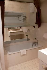 布兰奇卡斯提尔酒店的一间浴室