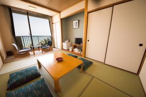 ShimokōSenjoen的客厅配有桌子、沙发和窗户