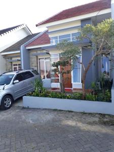 巴图Villa Puncak Garuda A5的停在房子前面的汽车
