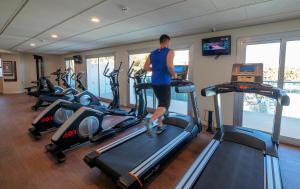 多内尔海滩黄金酒店的健身中心和/或健身设施