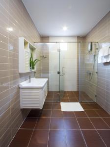 朱笃Sang Như Ngọc Resort的一间带水槽和玻璃淋浴的浴室