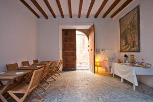 索列尔Can Moragues de Soller的一间带桌椅的用餐室和一扇开放式门