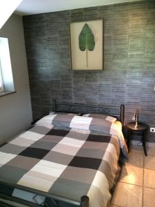 布尔格-罗伊兰德Maison Jost的卧室配有一张墙壁上绿叶茂密的床。