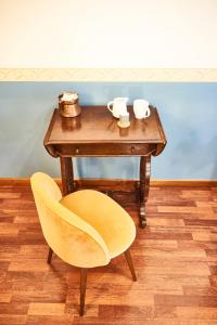 罗马Benignicase的一张桌子旁的一张带黄椅的木桌
