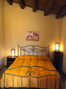 CollesanoAgriturismo Ilardo的一间卧室配有一张带两个灯的床