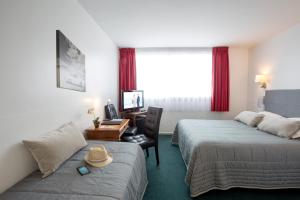 佩里格Bristol Logis Cit'Hotel Périgueux Centre的酒店客房,配有两张床和椅子